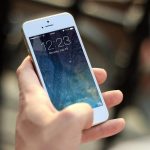 Smartphone met meerdere communicatie-apps op het scherm