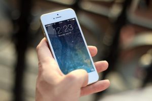 Smartphone met meerdere communicatie-apps op het scherm