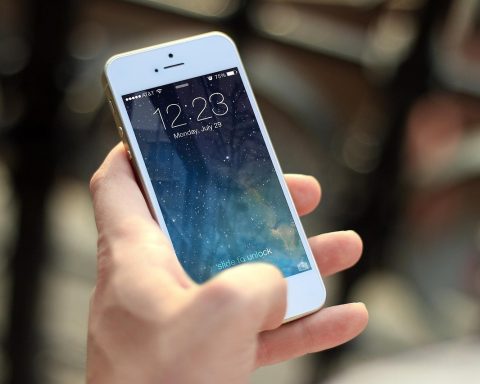 Smartphone met meerdere communicatie-apps op het scherm