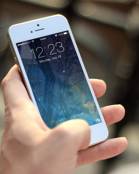 Smartphone met meerdere communicatie-apps op het scherm