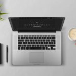 Persoon die kritisch naar een laptopscherm kijkt met AI-gegenereerde tekst