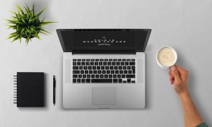 Persoon die kritisch naar een laptopscherm kijkt met AI-gegenereerde tekst