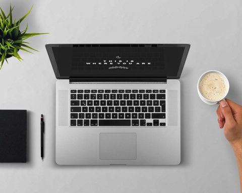 Persoon die kritisch naar een laptopscherm kijkt met AI-gegenereerde tekst