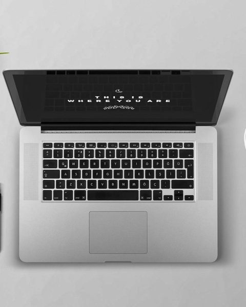 Persoon die kritisch naar een laptopscherm kijkt met AI-gegenereerde tekst