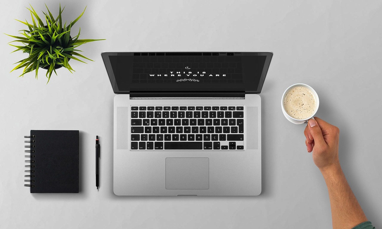 Persoon die kritisch naar een laptopscherm kijkt met AI-gegenereerde tekst