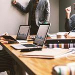 Collega's die samen een cybersecurity awareness training volgen op kantoor