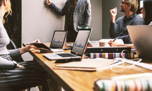 Collega's die samen een cybersecurity awareness training volgen op kantoor