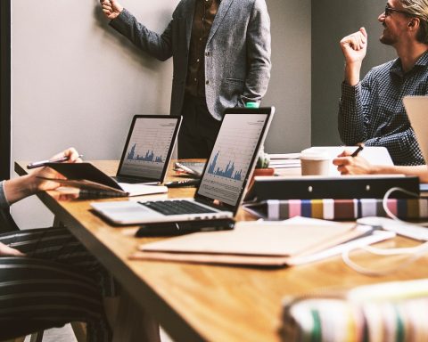 Collega's die samen een cybersecurity awareness training volgen op kantoor