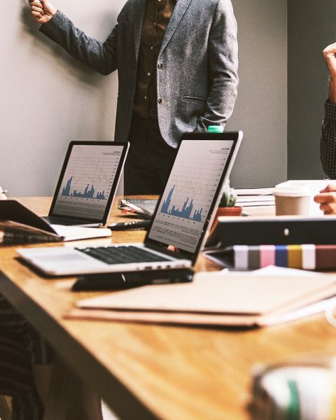 Collega's die samen een cybersecurity awareness training volgen op kantoor