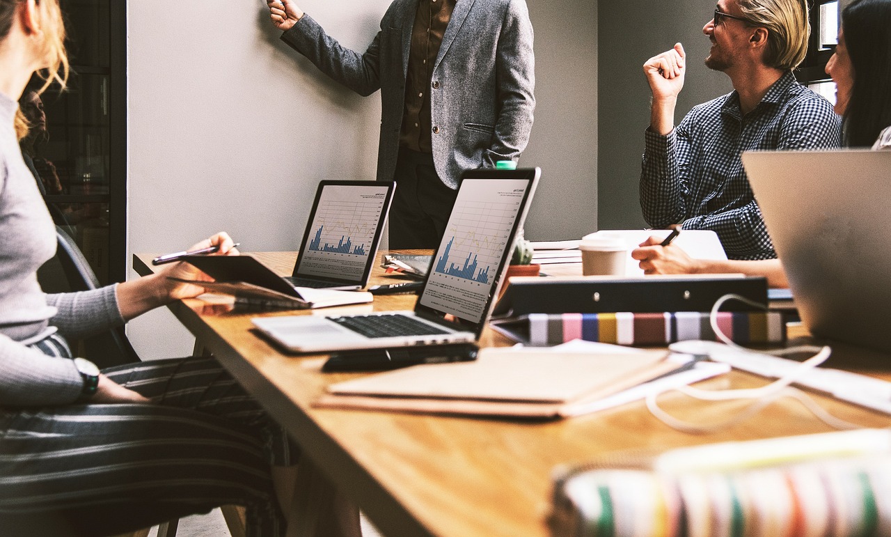 Collega's die samen een cybersecurity awareness training volgen op kantoor