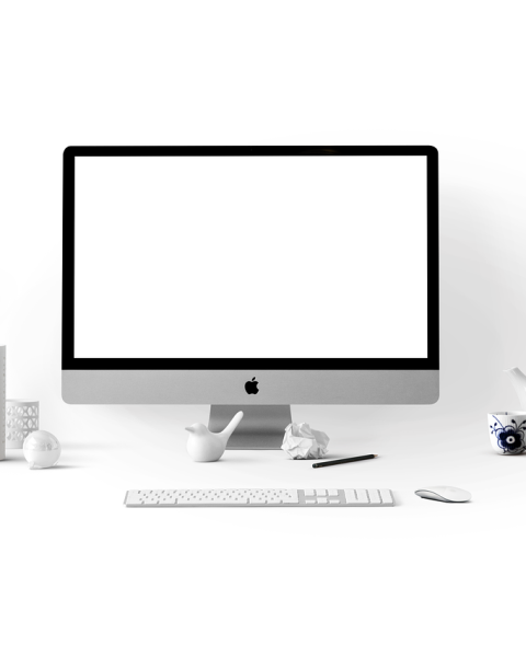 Medewerker aan bureau met meerdere schermen vol open applicaties, zichtbaar overweldigd
