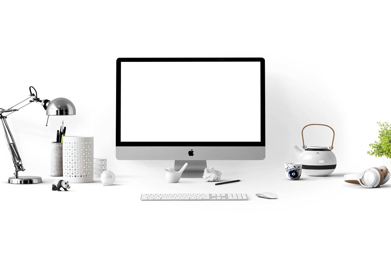 Medewerker aan bureau met meerdere schermen vol open applicaties, zichtbaar overweldigd