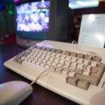 Persoon speelt gratis online game in een browser op een laptop