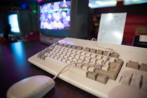 Persoon speelt gratis online game in een browser op een laptop