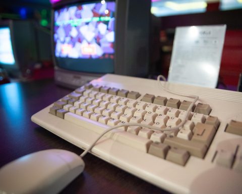 Persoon speelt gratis online game in een browser op een laptop