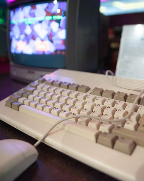 Persoon speelt gratis online game in een browser op een laptop