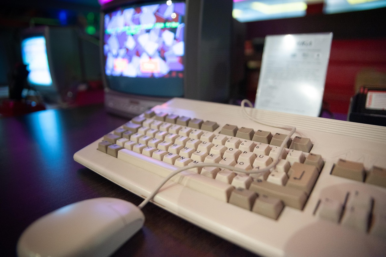 Persoon speelt gratis online game in een browser op een laptop