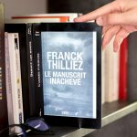 Persoon leest op een tablet met de bibliotheekapp geopend