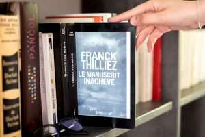 Persoon leest op een tablet met de bibliotheekapp geopend