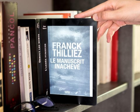 Persoon leest op een tablet met de bibliotheekapp geopend