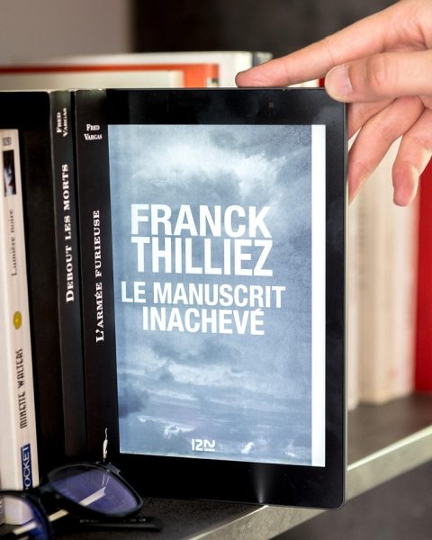 Persoon leest op een tablet met de bibliotheekapp geopend