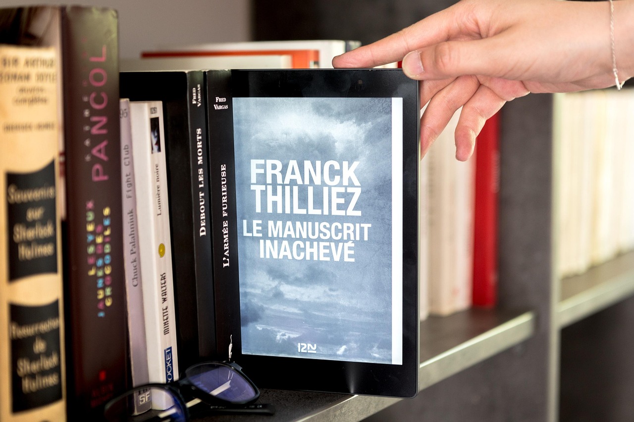 Persoon leest op een tablet met de bibliotheekapp geopend