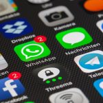 Persoon scrolt op smartphone terwijl algoritmes de weergegeven content bepalen