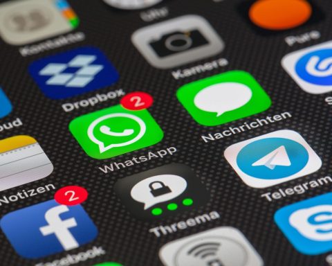 Persoon scrolt op smartphone terwijl algoritmes de weergegeven content bepalen