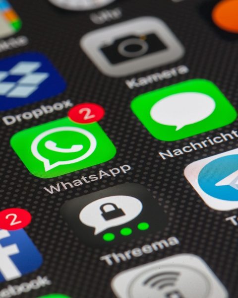 Persoon scrolt op smartphone terwijl algoritmes de weergegeven content bepalen