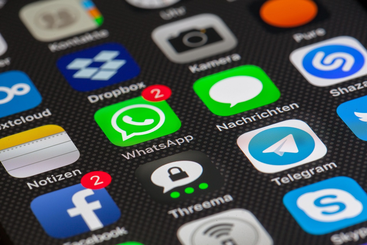 Persoon scrolt op smartphone terwijl algoritmes de weergegeven content bepalen