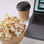 Laptop met een illegale streamingsite op het scherm in een donkere omgeving, symbool voor malwarerisico