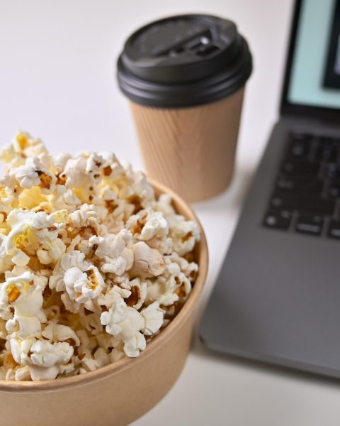 Laptop met een illegale streamingsite op het scherm in een donkere omgeving, symbool voor malwarerisico