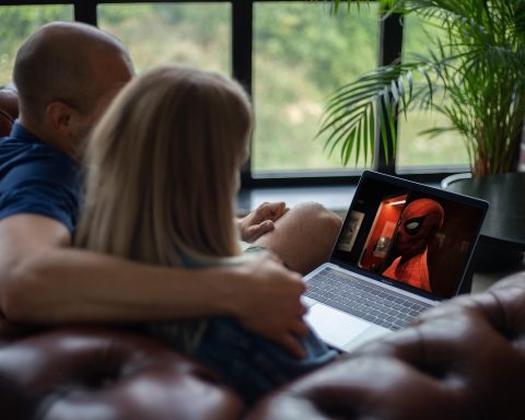 Persoon die op een laptop naar een streaming video kijkt