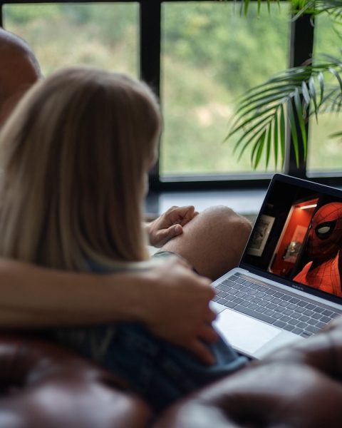 Persoon die op een laptop naar een streaming video kijkt