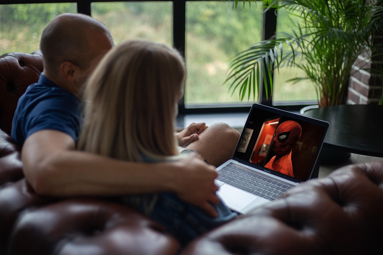 Persoon die op een laptop naar een streaming video kijkt
