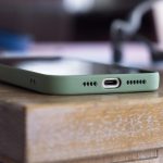 Iemand inspecteert een refurbished smartphone op zichtbare schade