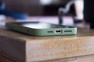 Iemand inspecteert een refurbished smartphone op zichtbare schade