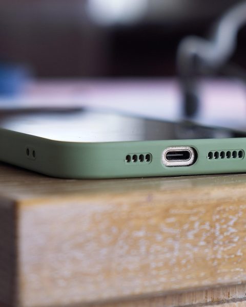 Iemand inspecteert een refurbished smartphone op zichtbare schade