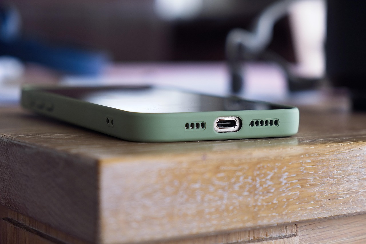 Iemand inspecteert een refurbished smartphone op zichtbare schade