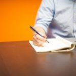 Freelancer werkt geconcentreerd achter laptop aan bureau met meerdere apps open