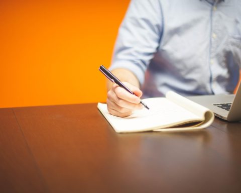 Freelancer werkt geconcentreerd achter laptop aan bureau met meerdere apps open