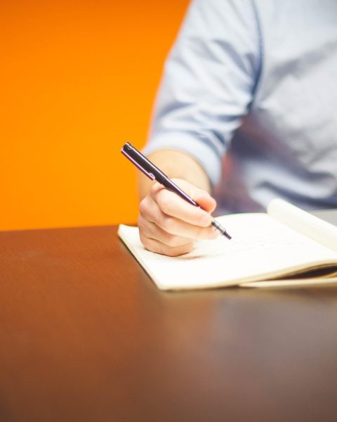 Freelancer werkt geconcentreerd achter laptop aan bureau met meerdere apps open