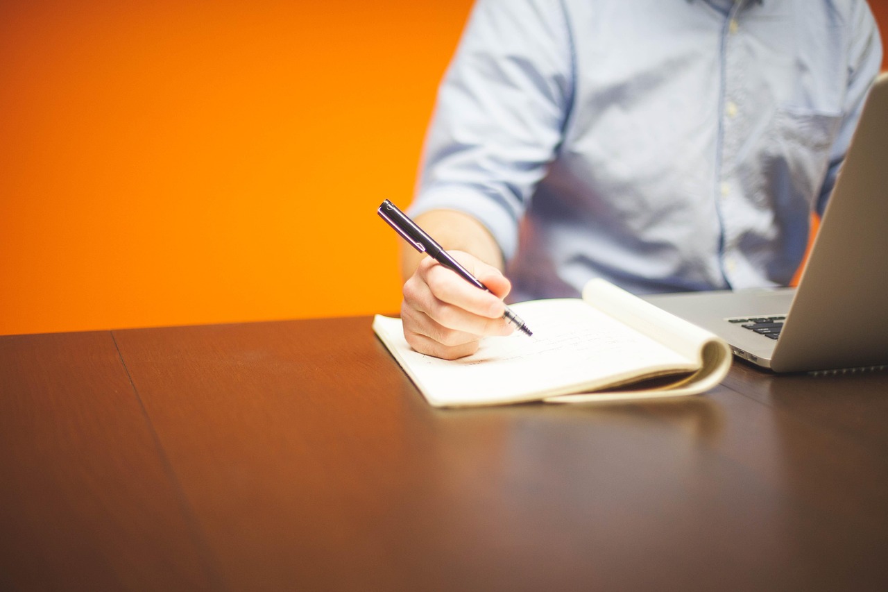 Freelancer werkt geconcentreerd achter laptop aan bureau met meerdere apps open