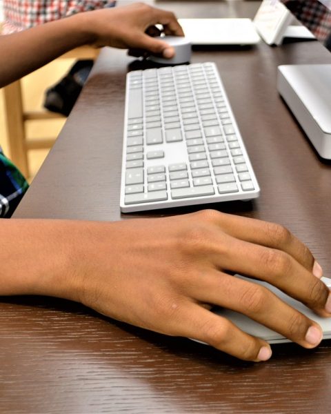 Een student die op een laptop spelletjes speelt in een schoolomgeving