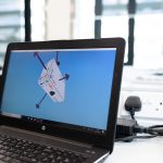 Een kwantumcomputer in een laboratoriumomgeving, omgeven door koelinstallaties en technische apparatuur