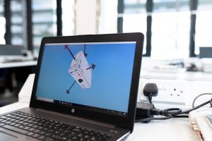 Een kwantumcomputer in een laboratoriumomgeving, omgeven door koelinstallaties en technische apparatuur