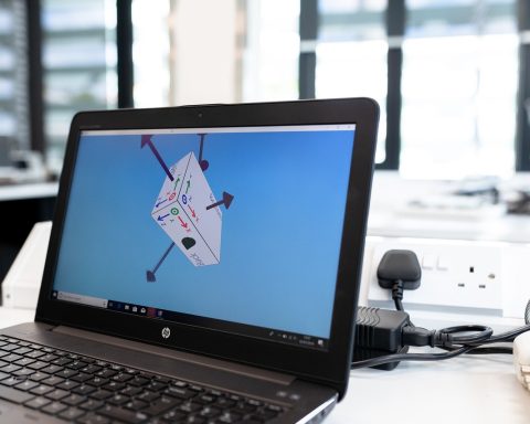 Een kwantumcomputer in een laboratoriumomgeving, omgeven door koelinstallaties en technische apparatuur