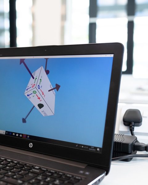 Een kwantumcomputer in een laboratoriumomgeving, omgeven door koelinstallaties en technische apparatuur