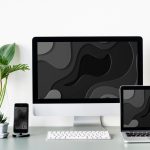Laptop met Windows-instellingenscherm open op bureau