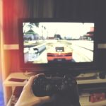 Persoon speelt een gratis browsergame op een laptop terwijl data op de achtergrond wordt verzameld